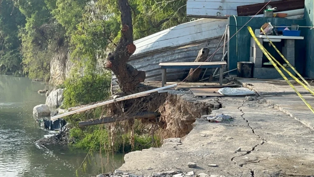 Desalojan dos viviendas por deslave de talud en márgenes del Río Pesquería 1 WhatsApp Image 2026 01 05 at 2.17.37 PM 1