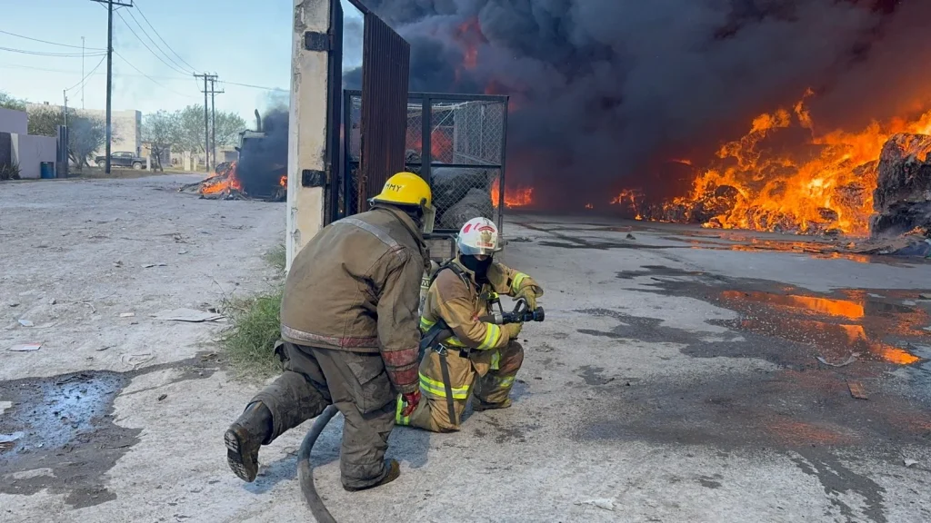 Oportuna intervención de cuerpos de emergencia controla incendio en fábrica de cartón de Matamoros 1 WhatsApp Image 2026 01 18 at 9.48.54 PM