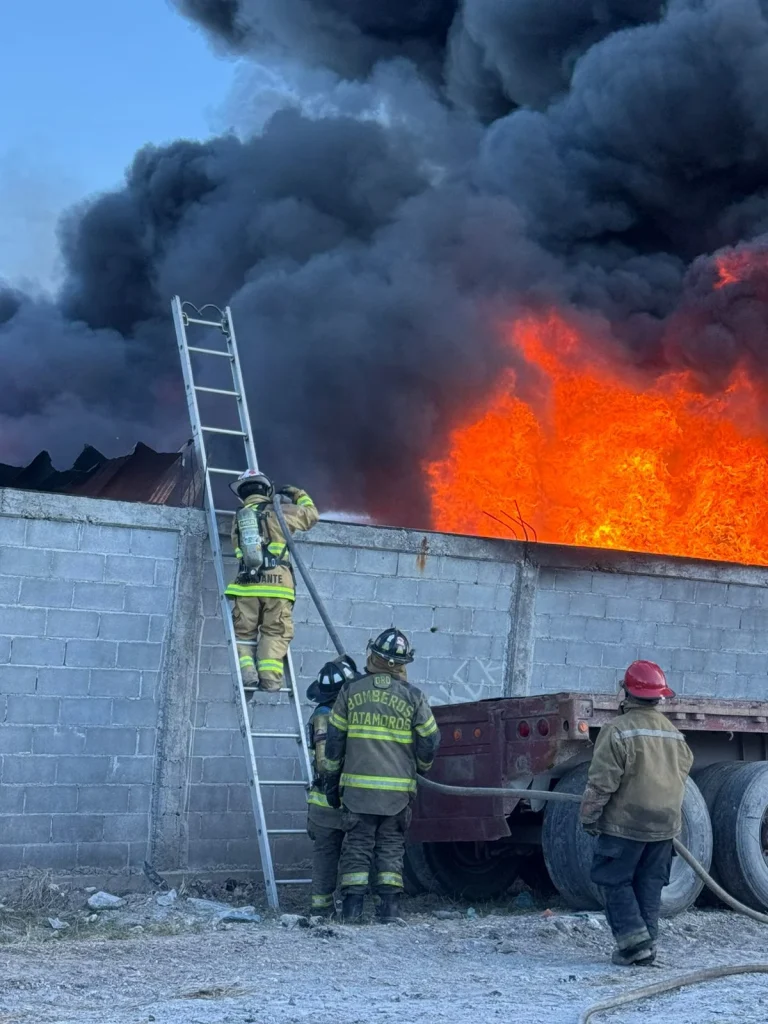 Oportuna intervención de cuerpos de emergencia controla incendio en fábrica de cartón de Matamoros 6 WhatsApp Image 2026 01 18 at 9.48.55 PM.jpeg2