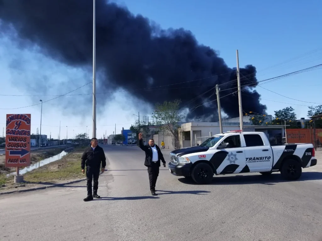 Oportuna intervención de cuerpos de emergencia controla incendio en fábrica de cartón de Matamoros 2 WhatsApp Image 2026 01 18 at 9.48.55 PM.jpeg3