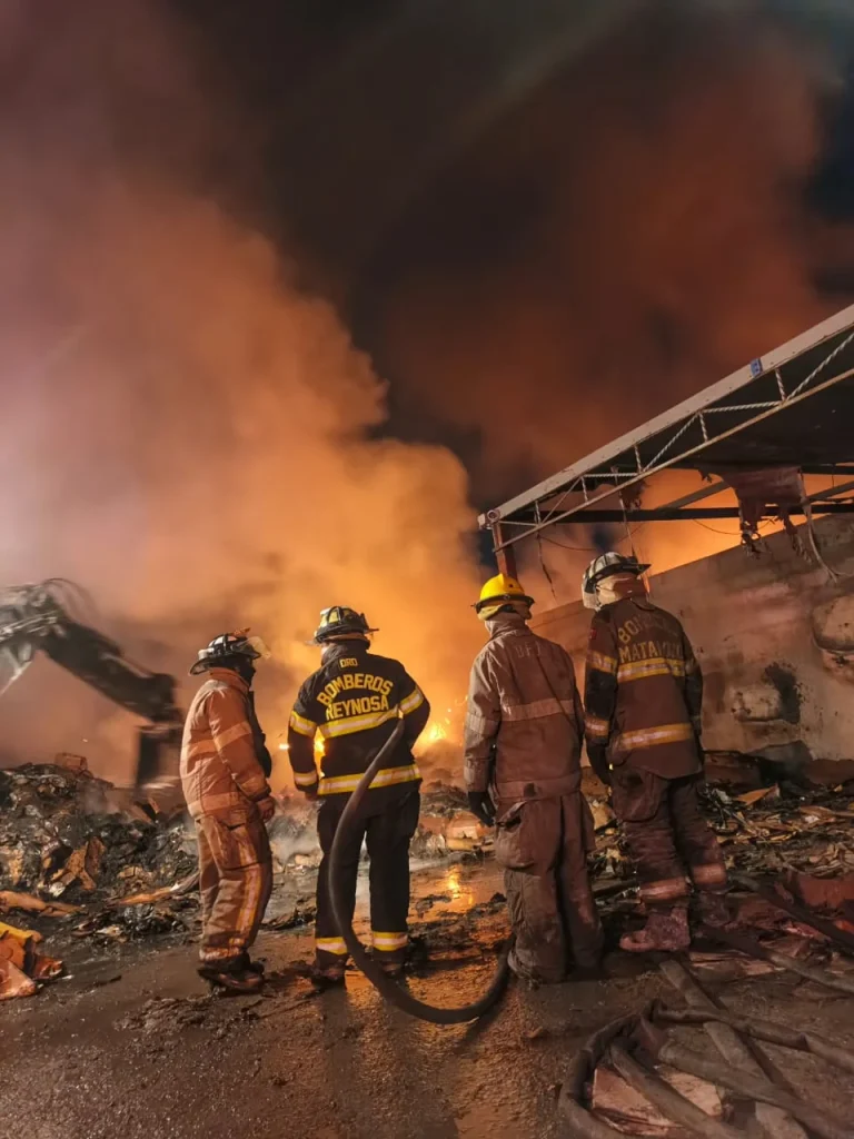 Oportuna intervención de cuerpos de emergencia controla incendio en fábrica de cartón de Matamoros 7 WhatsApp Image 2026 01 18 at 9.48.56 PM.jpeg7