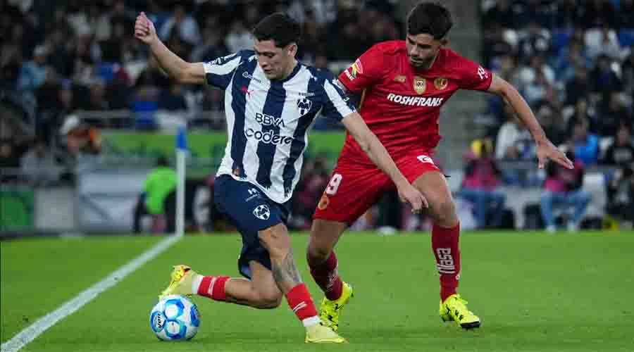 Canales falla penal y Toluca hace 'diablura' a domicilio a Rayados 5 rayadOS 55