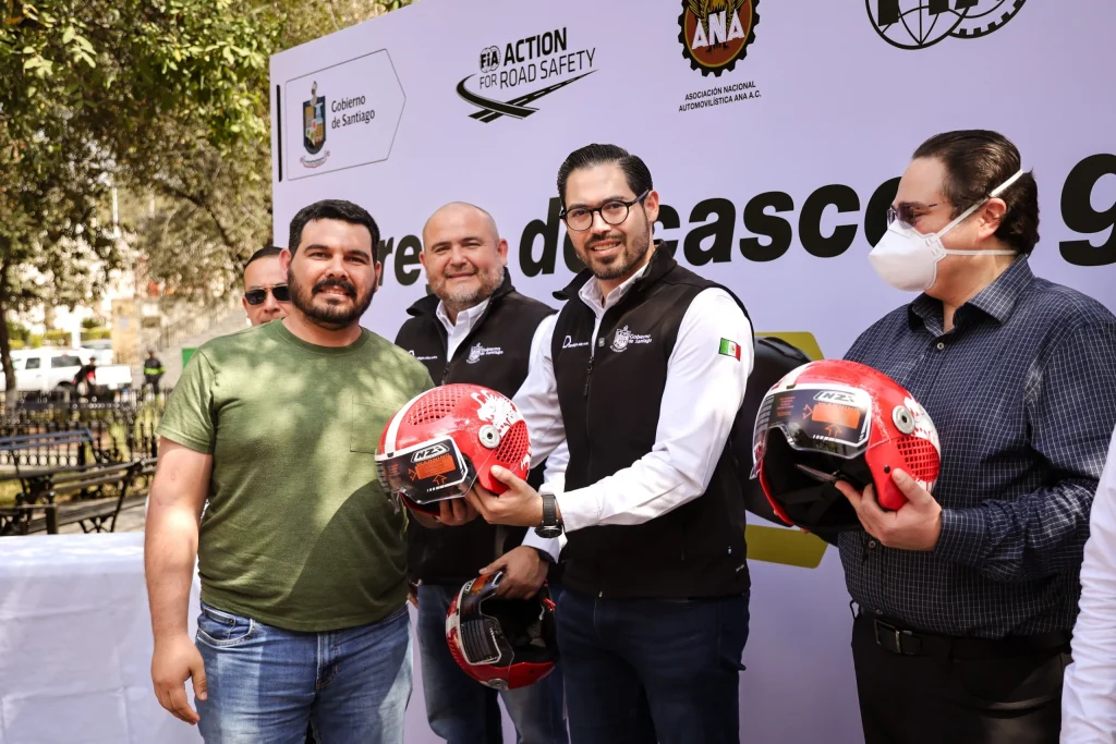 Entrega David de la Peña 100 cascos de motociclistas 1 31f39dc8 b13f 4810 9472 79d9d0027513