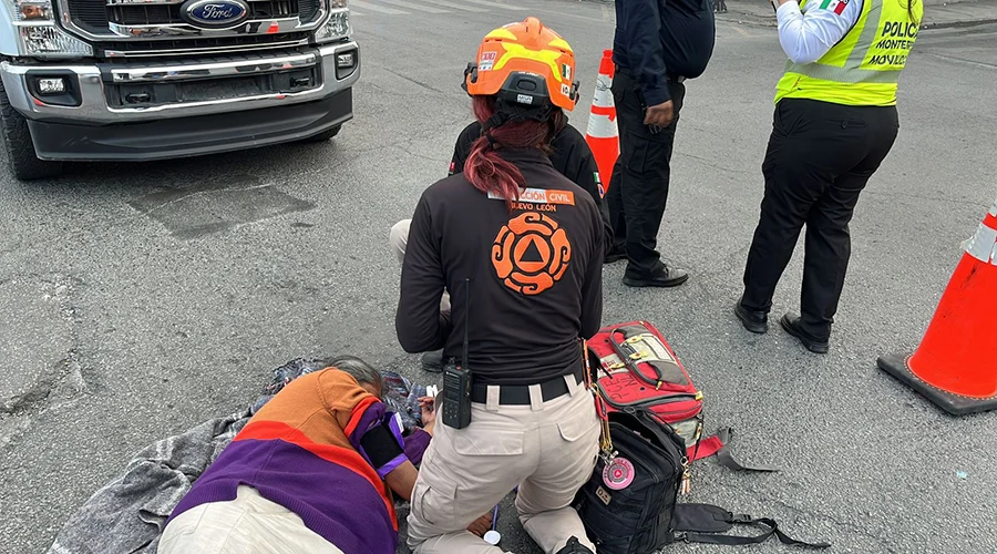 Atiendan a mujer tirada en medio de avenida de Monterrey 1 590367900 1217644417165826 2733566077203496705 n