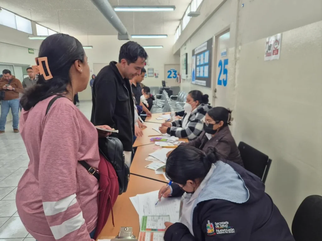 Aplican más de 33 mil vacunas durante el fin de semana en NL 1 591772843 1471665044697001 6579712303074163079 n