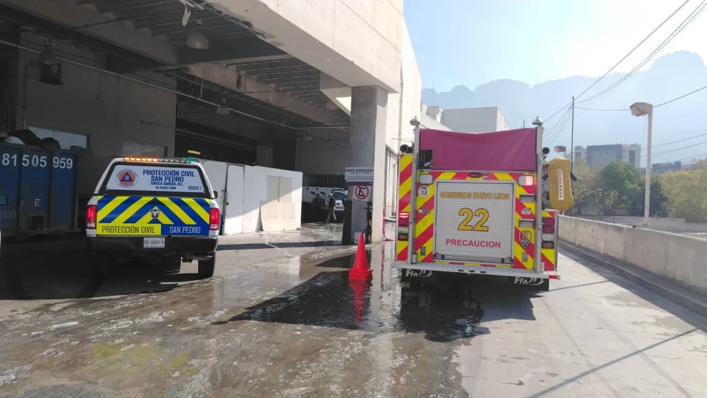 Se quema camioneta de valores en El Palacio de Hierro 1 613857452 1226315812202070 5014872624352601950 n