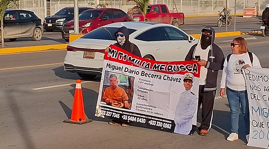 Bloquean avenida para exigir localización de cadete de la Marina 1 622114714 1585053052532259 2667158608555070186 n