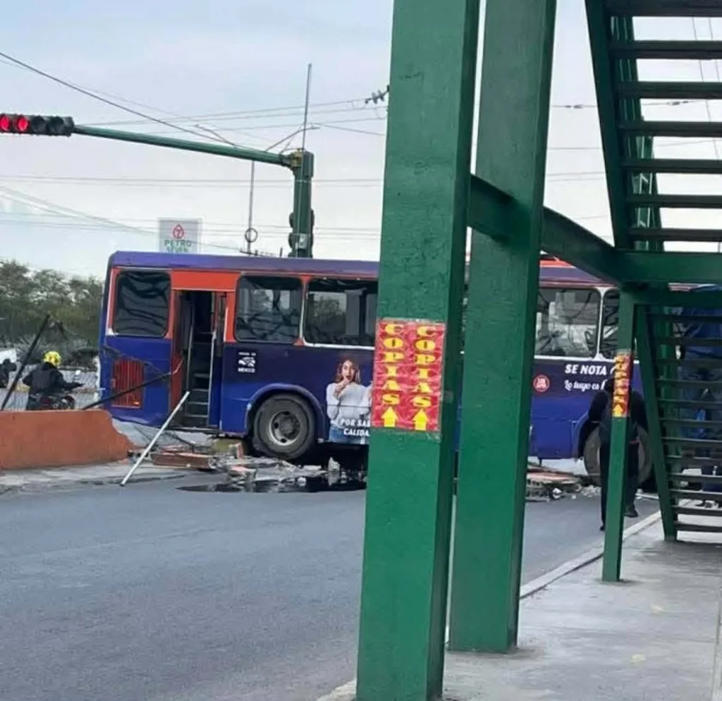 Choca camión contra clínica del IMSS en Guadalupe 1 622384975 1427351438927524 4421435835245781898 n
