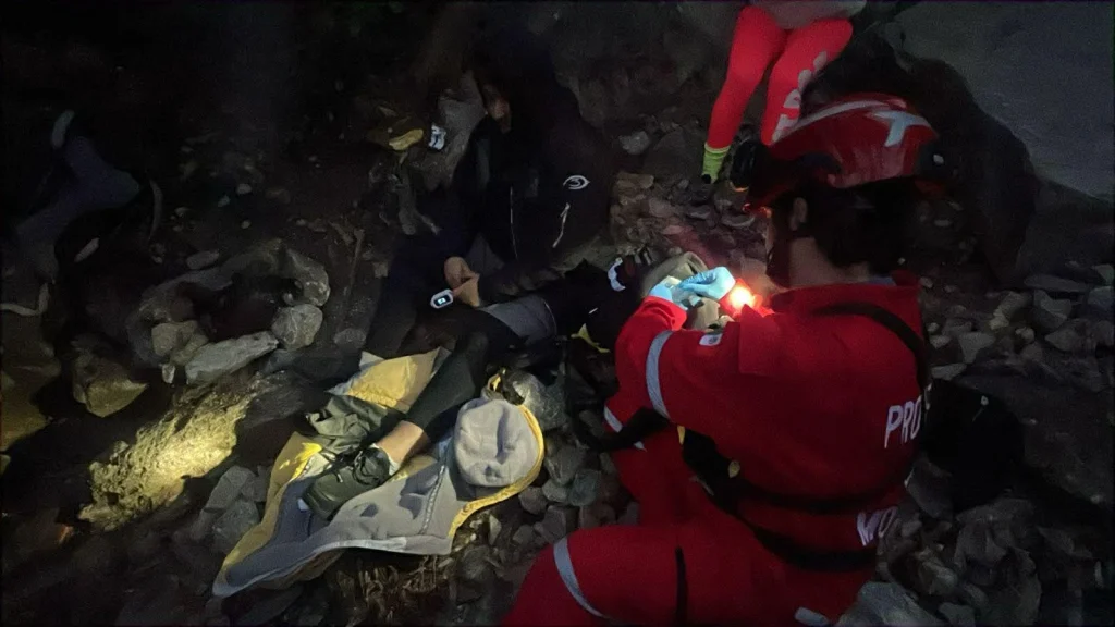 Tras 19 horas de maniobras, rescatan a hombre en Cerro de las Mitras 1 623828762 2383555592081585 6627508922423152450 n