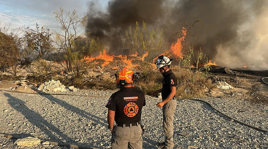 Incendio arrasa con tarimas y vehículos en Santa Catarina 4 624333505 1240197498245916 6309996559113250776 n