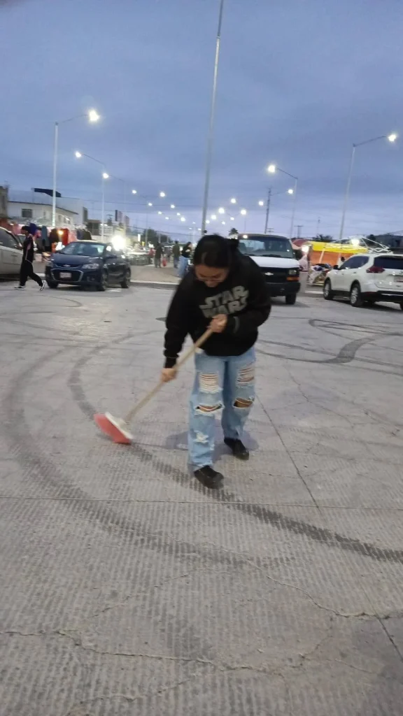 Hacen ‘donas’ en vialidad recién pavimentada y los ponen a limpiar la calle 2 624396459 917725451209710 163287288749560917 n