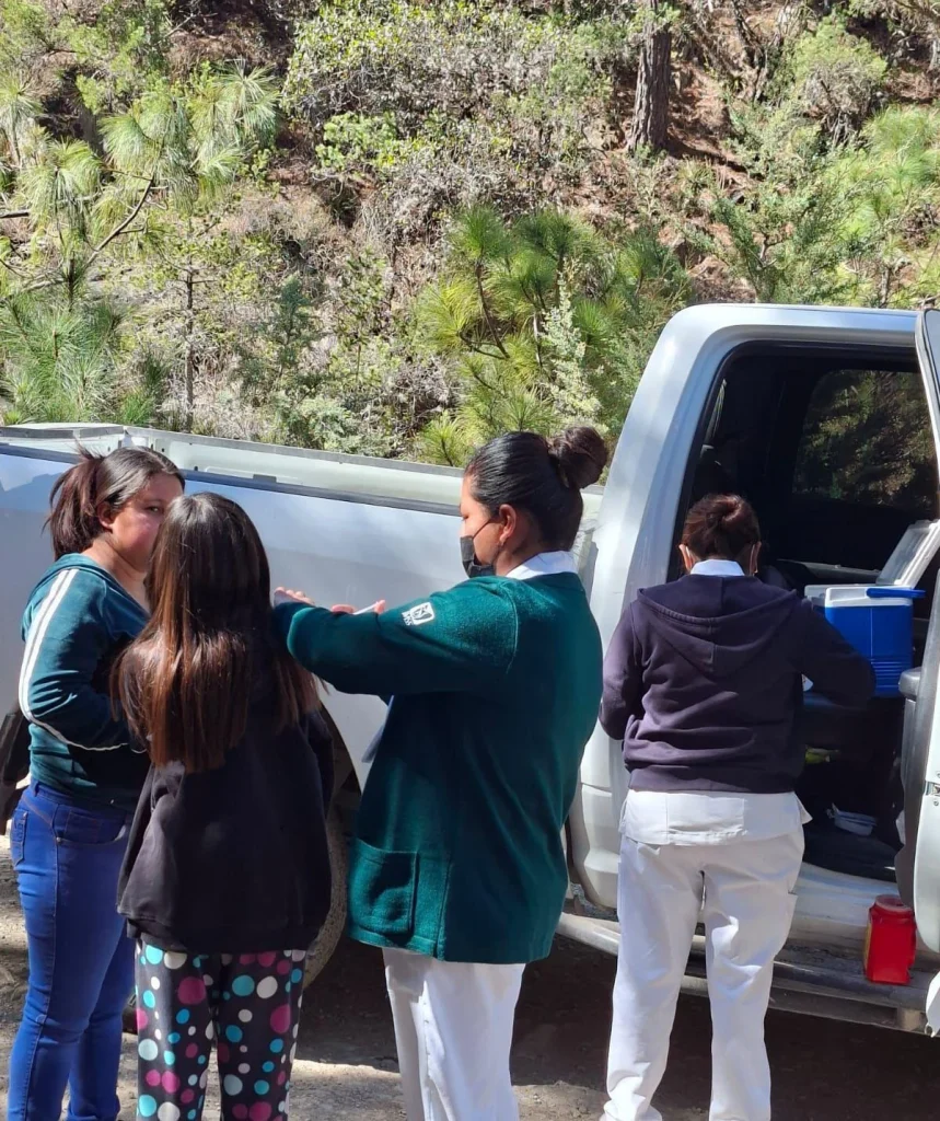 Van hasta lo más profundo de la sierra para vacunar contra el sarampión 2 625113724 1245492307548377 7546318729648145078 n