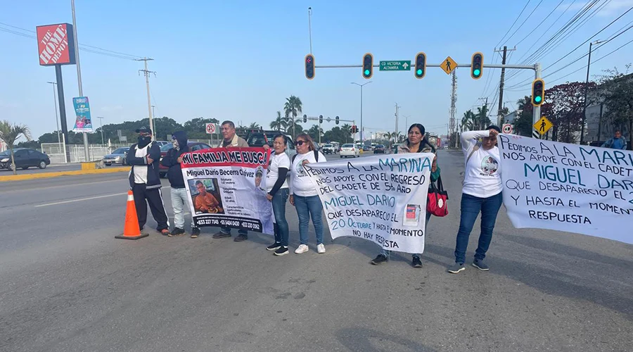 Bloquean avenida para exigir localización de cadete de la Marina 2 625287934 1175404894425449 61723209717468370 n