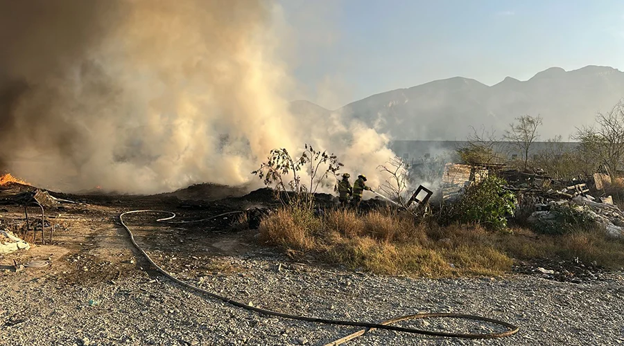 Incendio arrasa con tarimas y vehículos en Santa Catarina 1 625692573 1396953058299803 3821975488508771805 n