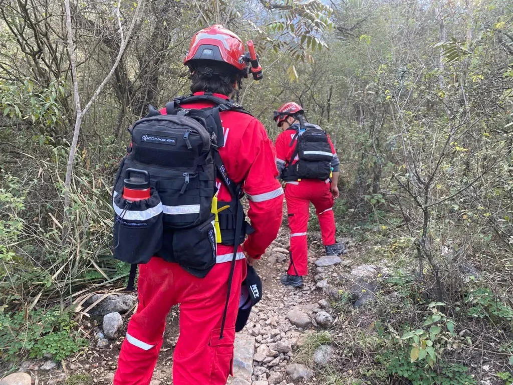 Tras 19 horas de maniobras, rescatan a hombre en Cerro de las Mitras 3 626571658 25369996362702381 3677535520264997859 n