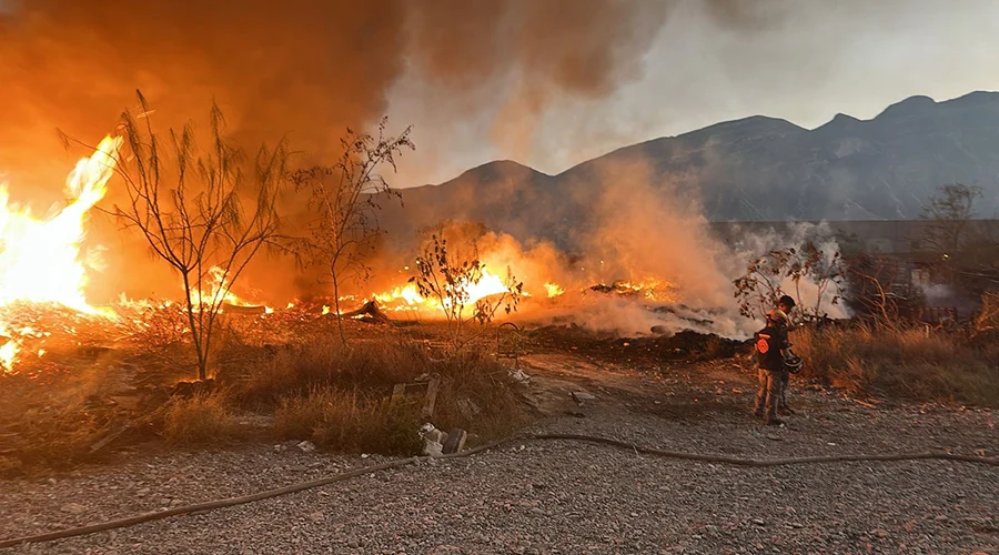 Incendio arrasa con tarimas y vehículos en Santa Catarina 2 627227113 4181858332068862 7040262718294732183 n