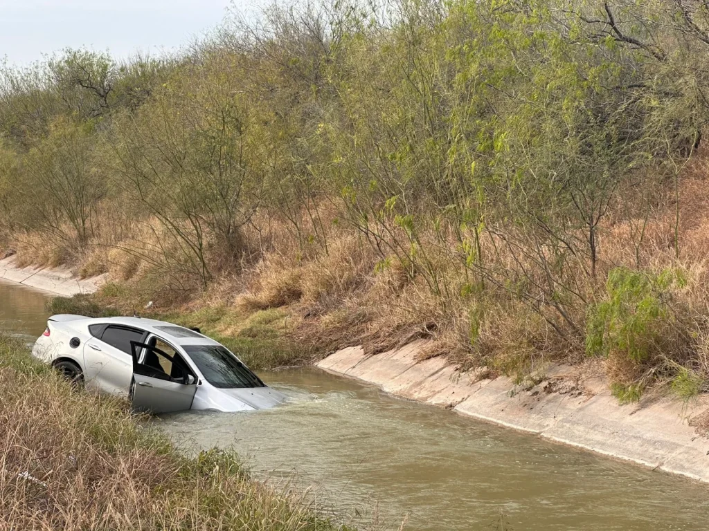 Se precipita auto al canal; madre e hija se salvan 1 633386231 1346875617208398 3915071048317597385 n