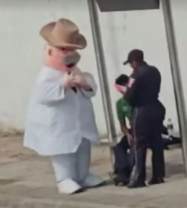 Dr. Simi deja de bailar para auxiliar a repartidor que choca contra camión de cerveza 1 636286612 2114464132724218 5422974759575337399 n