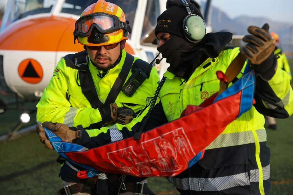 Rescatan con helicóptero a joven lesionada en el Cerro de las Mitras 1 637902499 1594319181842390 1544170257712207033 n