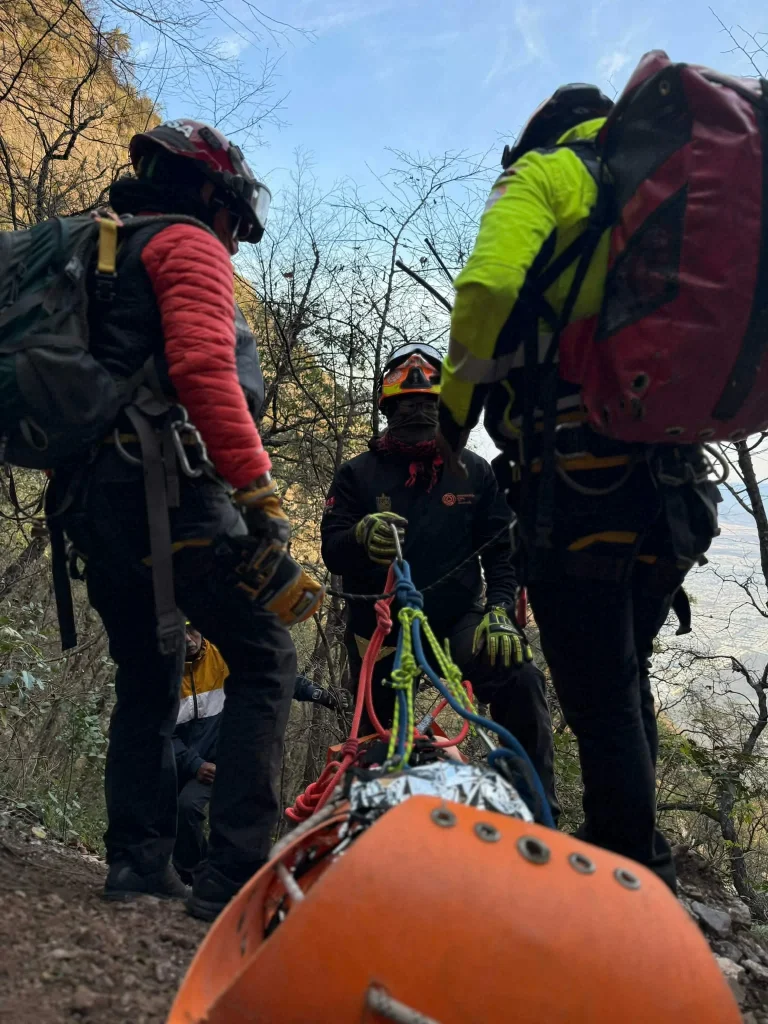 Rescatan con helicóptero a joven lesionada en el Cerro de las Mitras 3 640116742 1487259912818811 7828897284454757870 n