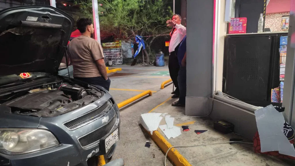 Auto choca contra Oxxo en Guadalupe 1 640516562 1850049329046350 9194454170300094136 n