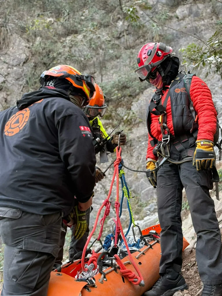 Rescatan con helicóptero a joven lesionada en el Cerro de las Mitras 2 641056353 1480209440291481 6809172465004453491 n
