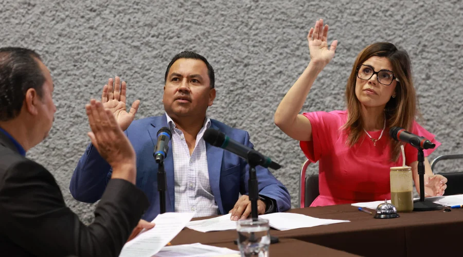 Avanza en Congreso de Nuevo León reforma para limitar redes sociales a menores 1 A efecto de salvaguardar la salud mental y la integridad de los menores de edad en el entorno digital la Comision de Legislacion del Congreso del Estado aprobo por unanimidad una reforma a la Ley