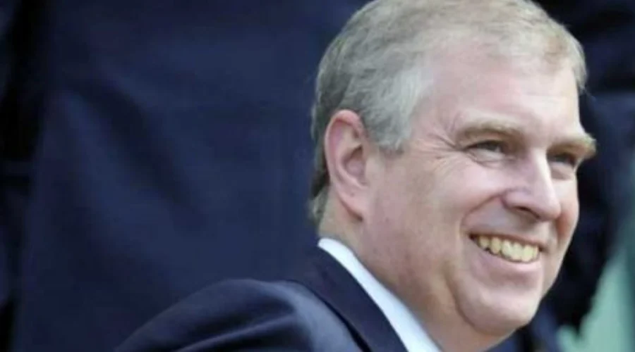 Andrew Mountbatten‑Windsor, ex príncipe Andrés de York, fue detenido este jueves en el Reino Unido acusado de “misconduct in public office”, una figura que en la legislación británica se traduce c