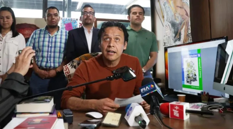 Atrincherado, Marx se niega a dejar puesto