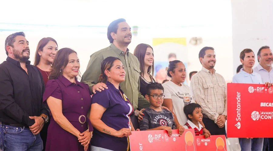Entregan Carlos Peña Ortiz y Alejandra Garza tarjetas de becas DIF 202 1 BECAS 2 cv