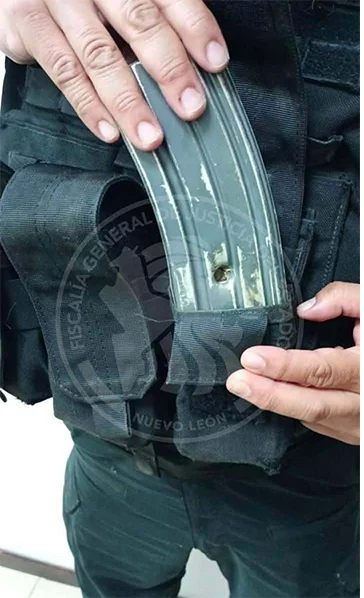 Cargador le salva la vida a policía en enfrentamiento 1 CARGADOS 77