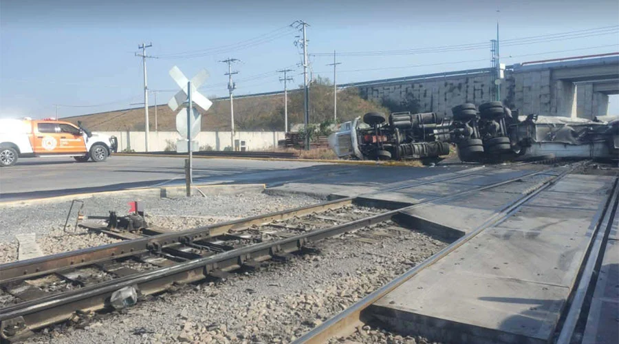 Tren impacta auto tanque que genera derrame de diesel 1 CHOQUE 2 m