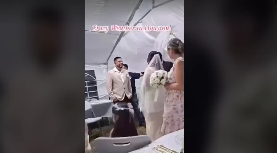 Houston, Tx.- Un curioso momento se vivió durante una boda donde el mal clima estuvo a punto de provocar que el enlace no se llevara a cabo. De acuerdo a un video que ya circula en redes social
