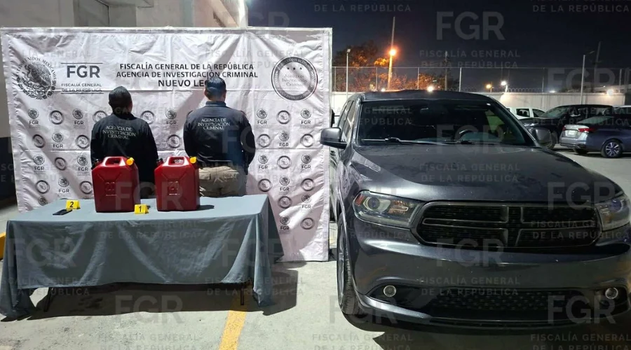 La Fiscalía General de la República (FGR), a través de su delegación en Nuevo León, inició una carpeta de investigación tras el aseguramiento de aproximadamente 30 litros de probable metanfetamina