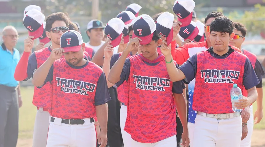 Softbolistas reconocen a Erasmo González por su apoyo al deporte 1 MADERO 222