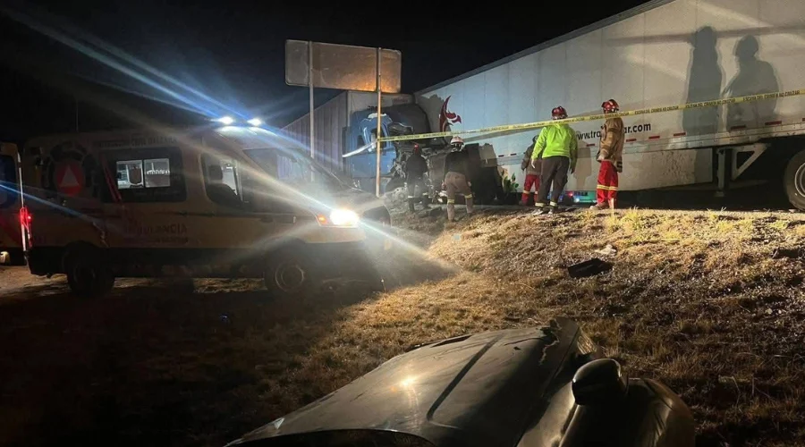Muere trailero tras choque por alcance en Galeana