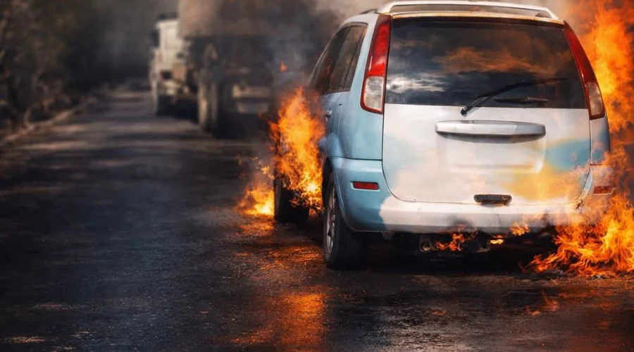 Se roba camioneta, la incendia y es detenido