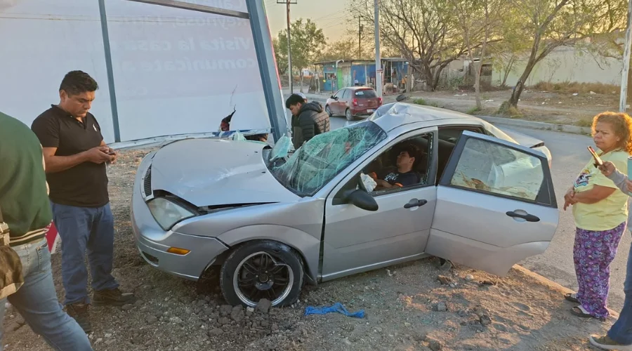 Un joven empleado de la empresa Corning resultó lesionado luego de proyectarse contra la estructura metálica de un anuncio publicitario en el Viaducto Reynosa, lo que generó la movilización de cue