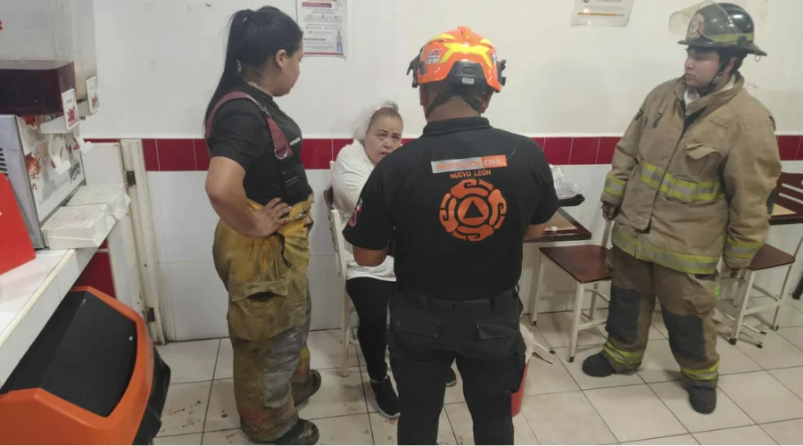 Una mujer sufrió lesiones en el brazo derecho al quedar atrapada en un molino mientras laboraba en un restaurante de comida en el municipio de Guadalupe, Nuevo León.