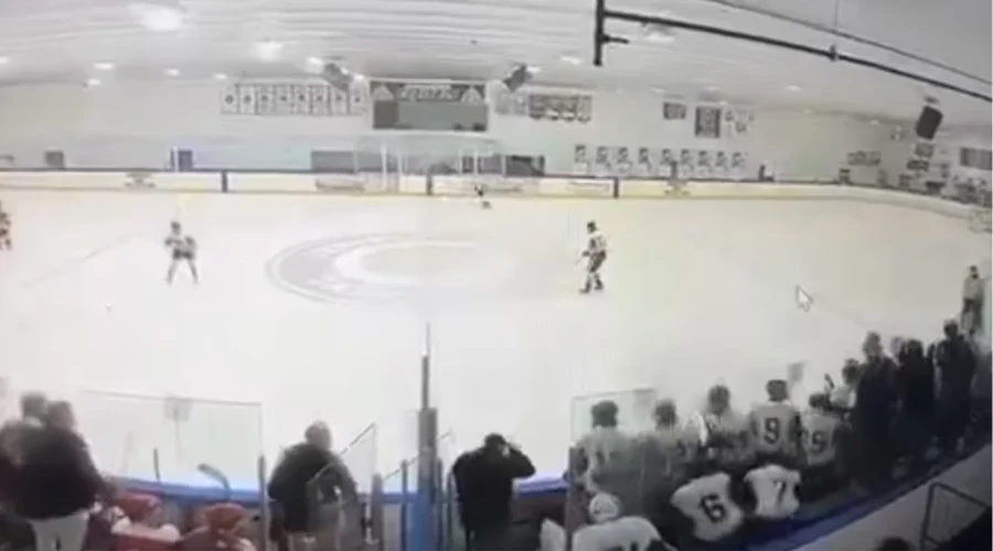 Una persona murió y otras cuatro fueron hospitalizadas tras un tiroteo ocurrido en medio de un partido de hockey de secundaria en Rhode Island el lunes por la tarde, reportan medios.