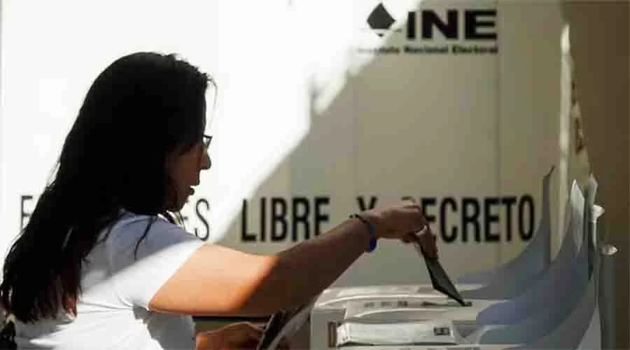 VOTACIONES INE 12 Personal capacitador organizando mesas directivas para el INE Tamaulipas casillas