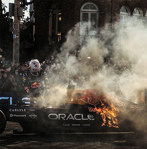 Yuki Tsunoda quema el RB7 de Red Bull durante show run 1 YUKI 2b