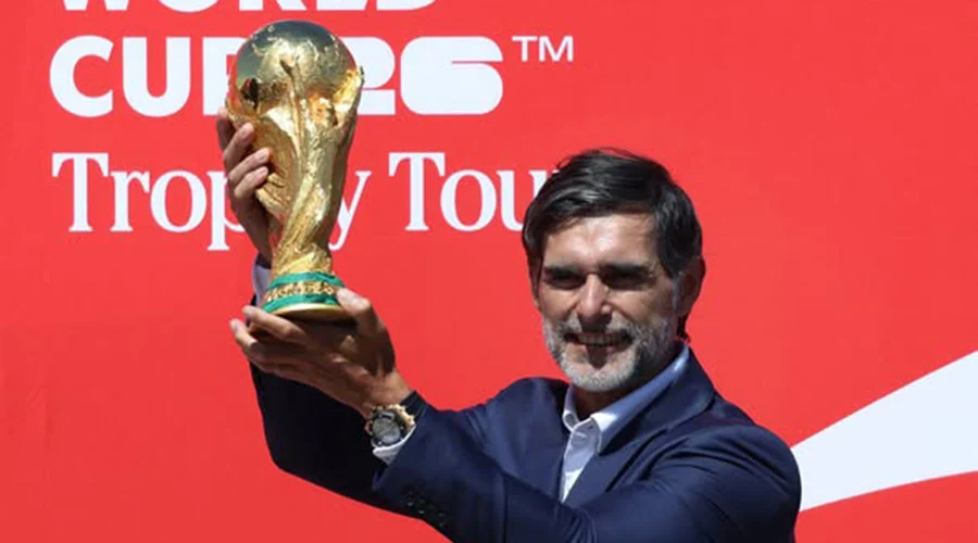 México recibe el trofeo de la Copa del Mundo de la FIFA 2 trofeo 1