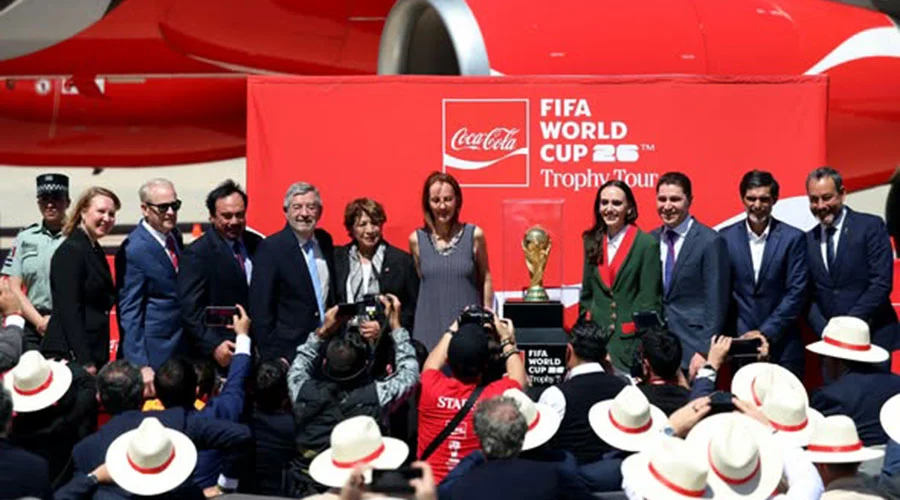 México recibe el trofeo de la Copa del Mundo de la FIFA 1 trofeo 2