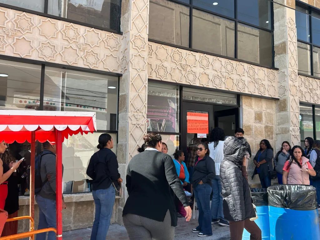 Continúan largas filas en oficinas de Bienestar Social por becas de titulación 2 626652970 1435650208036688 4822426816017303344 n