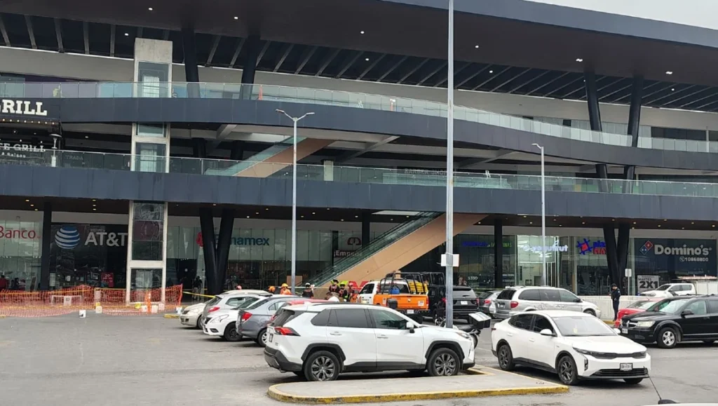 Reportan presunto suicidio en plaza comercial de Guadalupe 1 641385789 1898562600767910 6335759315843785761 n