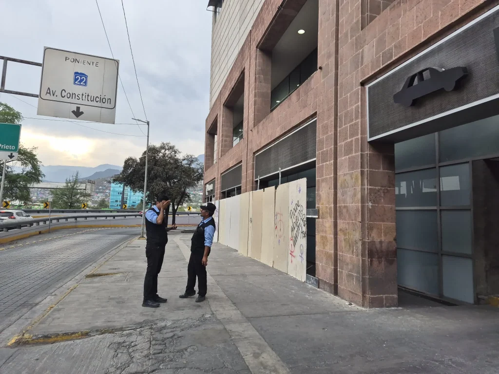Comienzan a blindar edificios en Monterrey por marcha del 8M 2 642309333 965937825997521 3831488699108716495 n