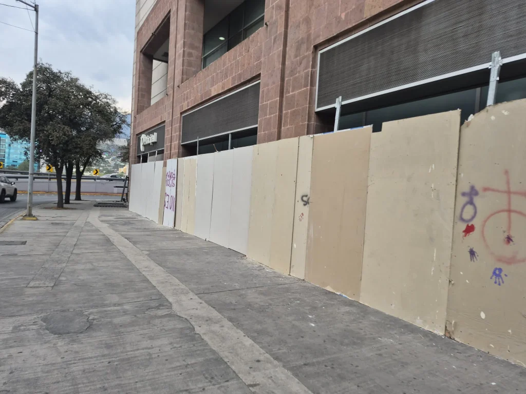 Comienzan a blindar edificios en Monterrey por marcha del 8M 3 642546583 865033206578117 495844165891020129 n