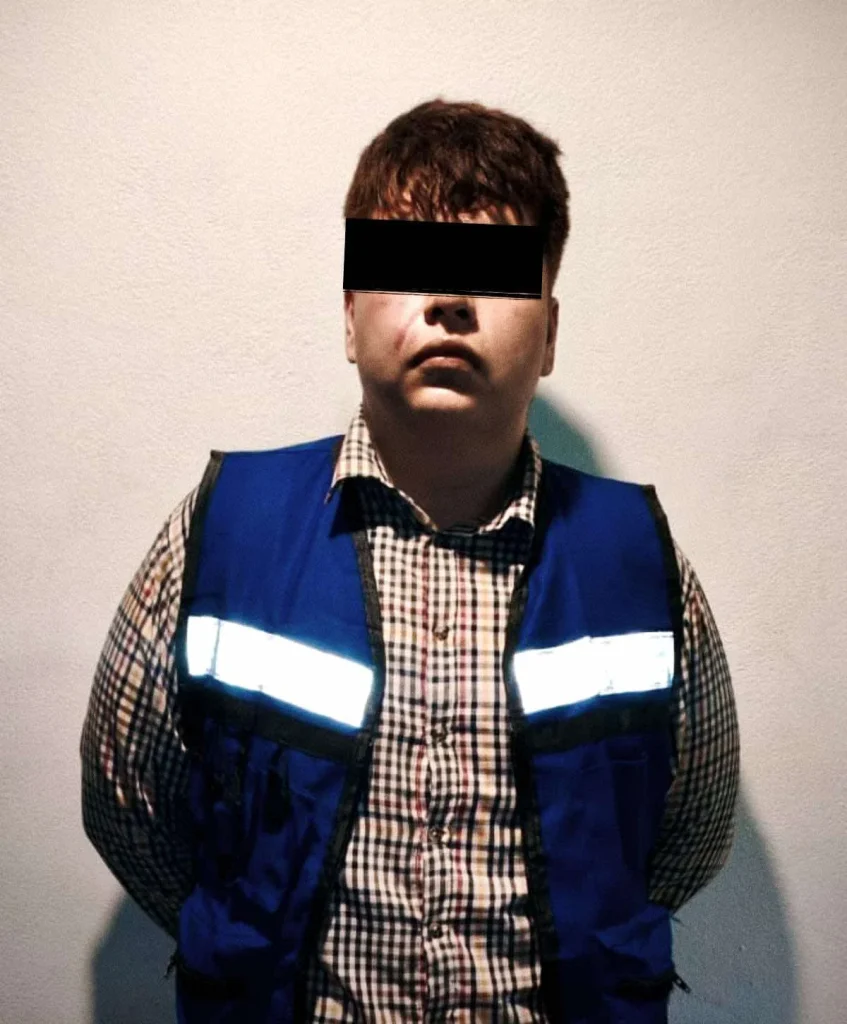 Detienen a hombre armado tras persecución