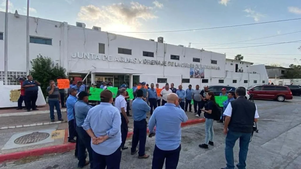 Trabajadores de la JAD se manifiestan por retrasos en trámites de jubilación 1 645453072 4375971266021004 5729819721897908419 n